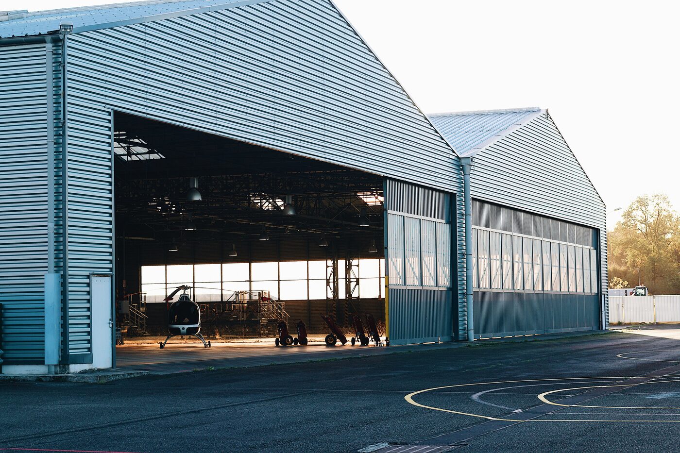 Steel-framed hangar structure